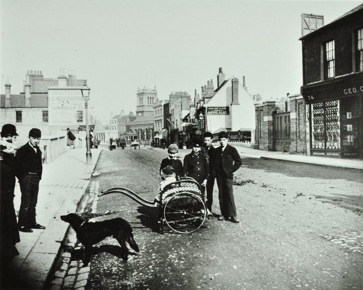 شارع واندسوورث هاي: باتجاه الغرب ، 1890 بواسطة مصور انجليزى
