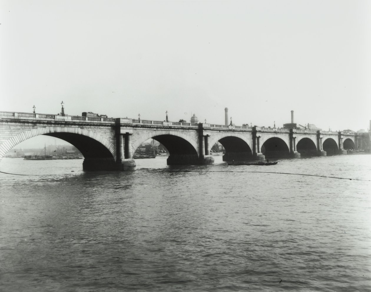 جسر واترلو: منظر من الضفة الشمالية ، 1895 بواسطة مصور انجليزى