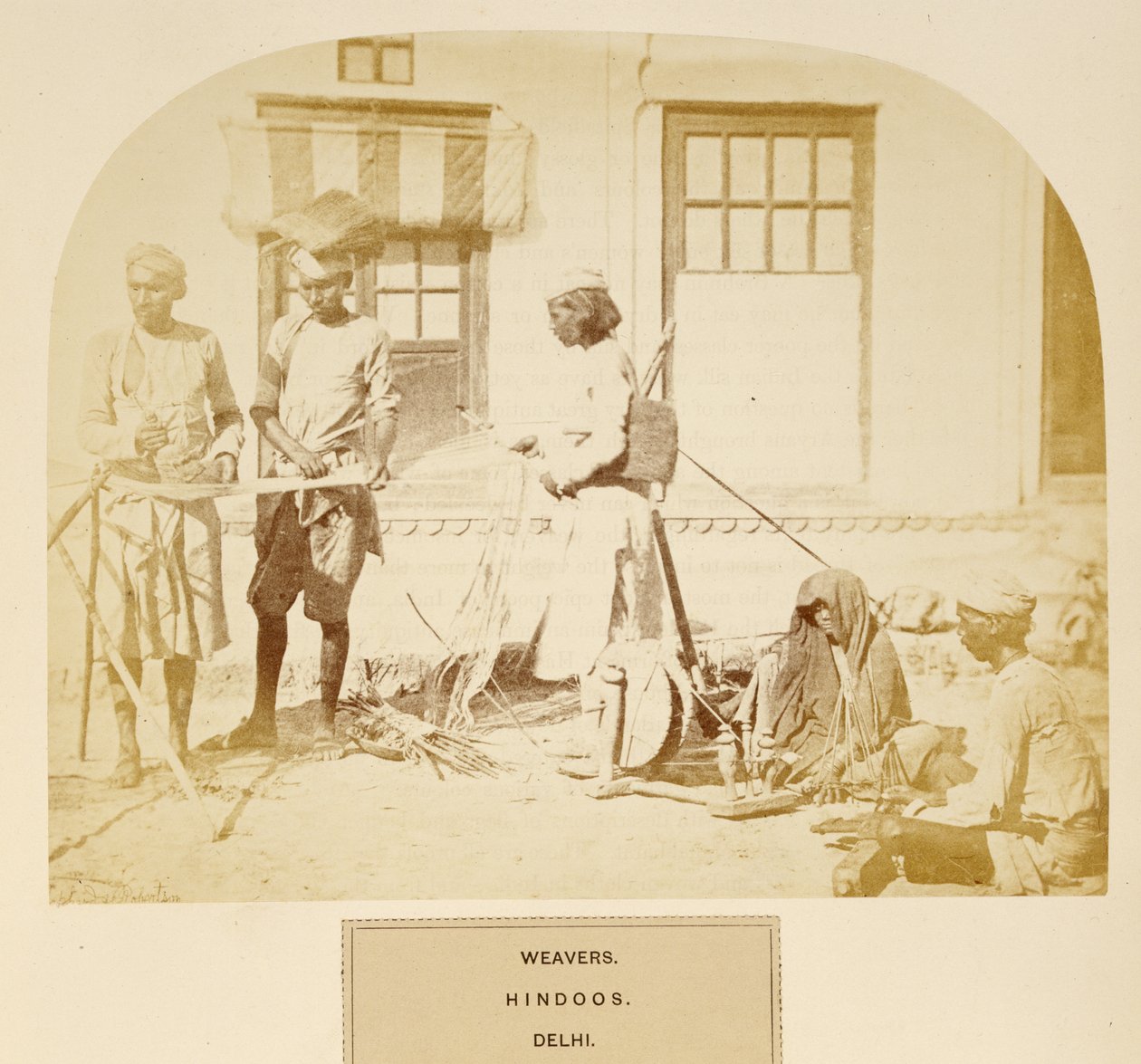النساجون ، هندوس ، دلهي ، من شعب الهند ، بقلم جيه فوربس واتسون ، نُشر عام 1868 (طبعة زخرفية) بواسطة مصور انجليزى