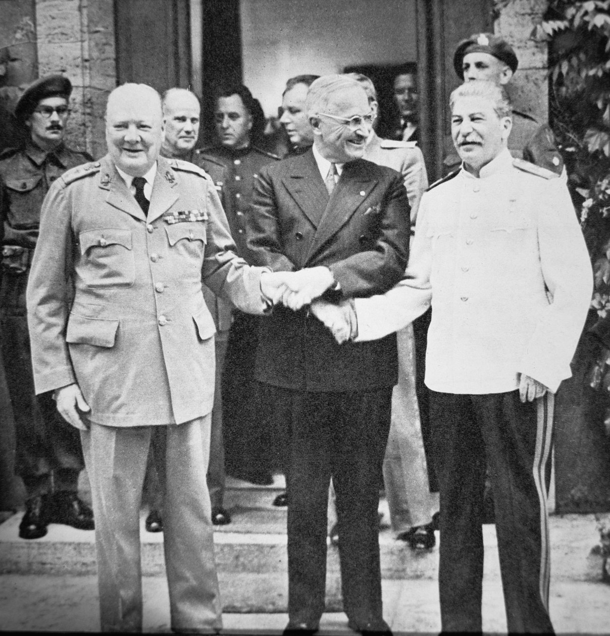 ونستون تشرشل (1874-1965) الرئيس ترومان (1884-1972) وجوزيف ستالين (1879-1953) يتصافحان في مؤتمر بوتسدام ، يوليو 1945 (صورة b / w) بواسطة مصور انجليزى