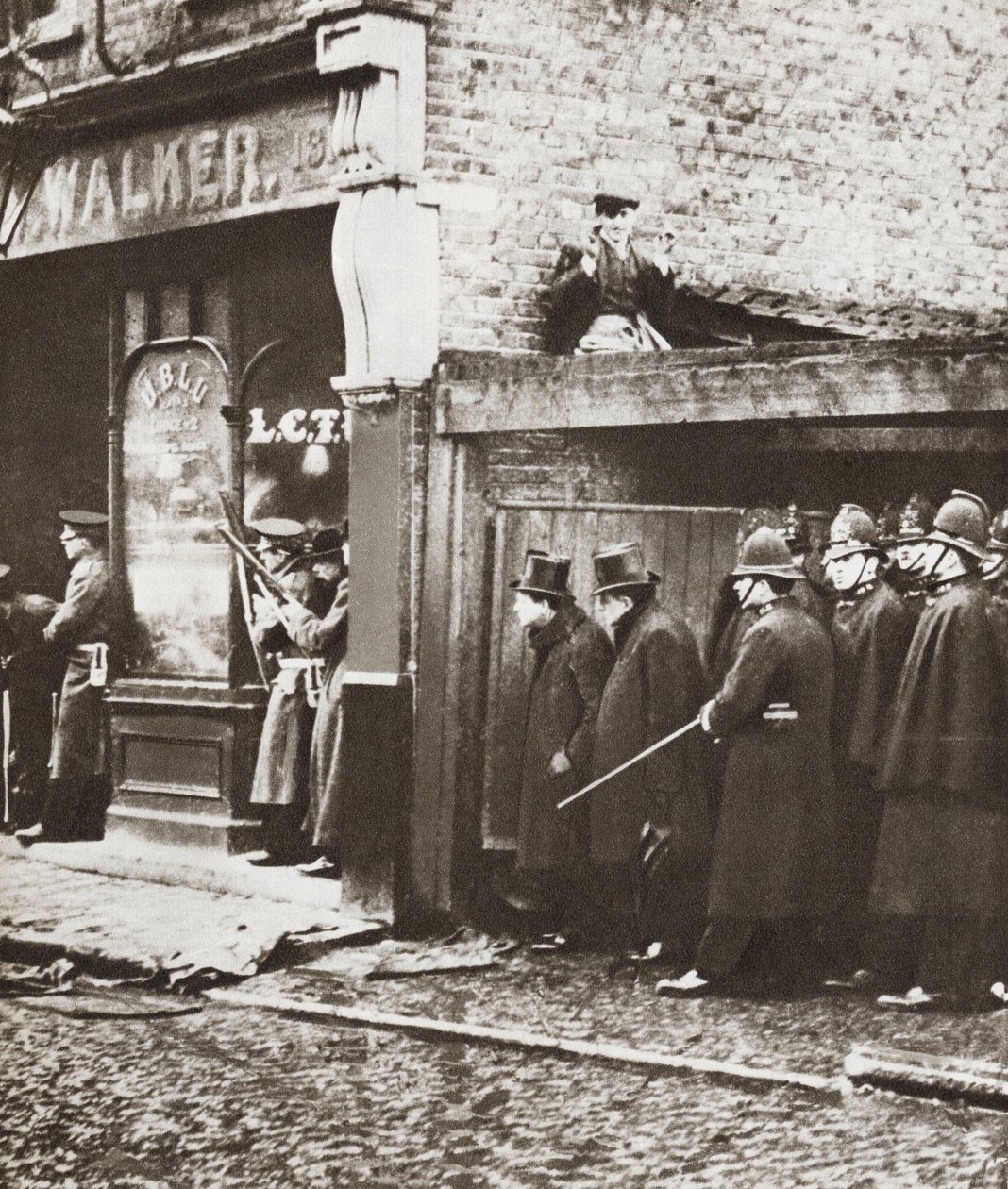 ونستون تشرشل أثناء حصار شارع سيدني، لندن 1911 (صورة بالأبيض والأسود) بواسطة مصور انجليزى