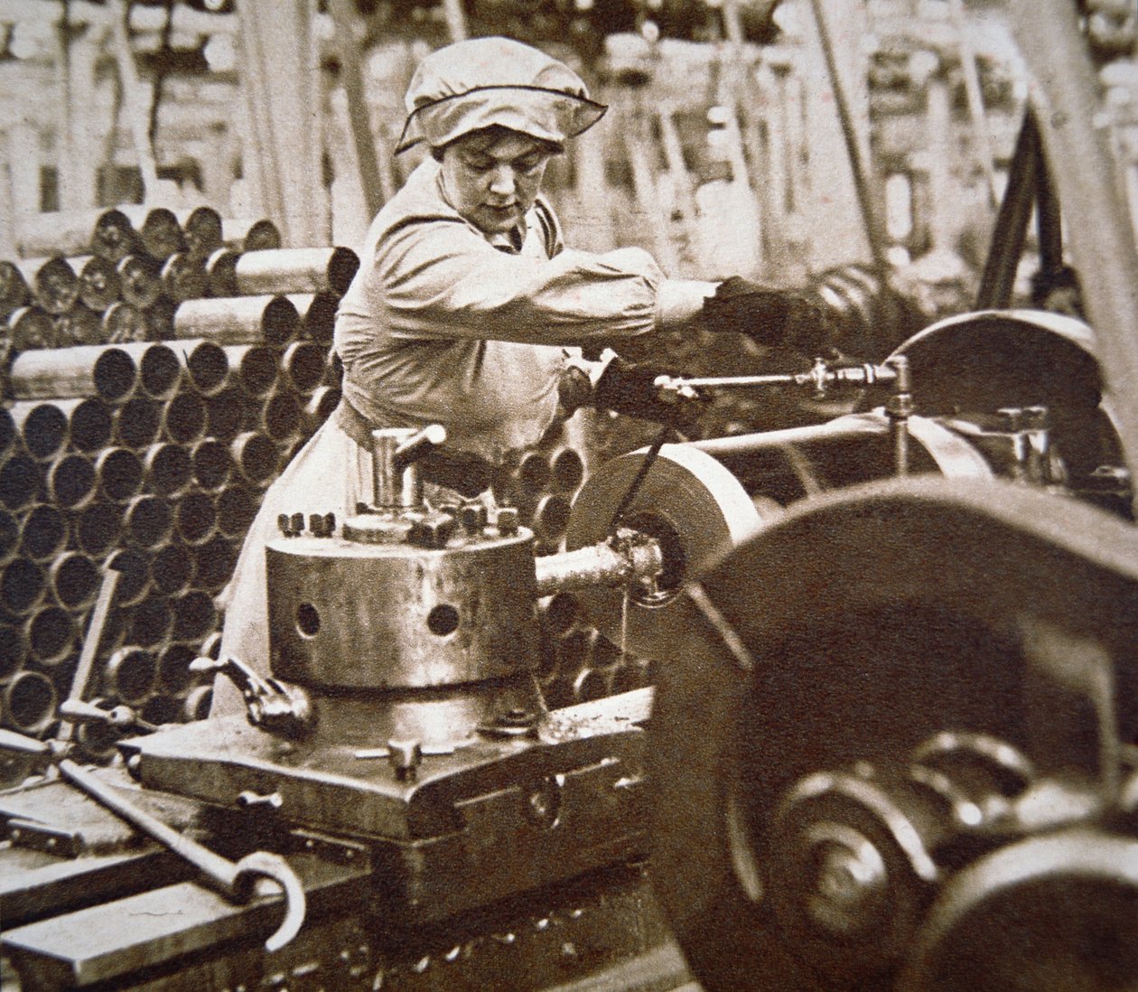 Woman worker in a munitions factory in Britain during WWI (b/w photo) بواسطة مصور انجليزى