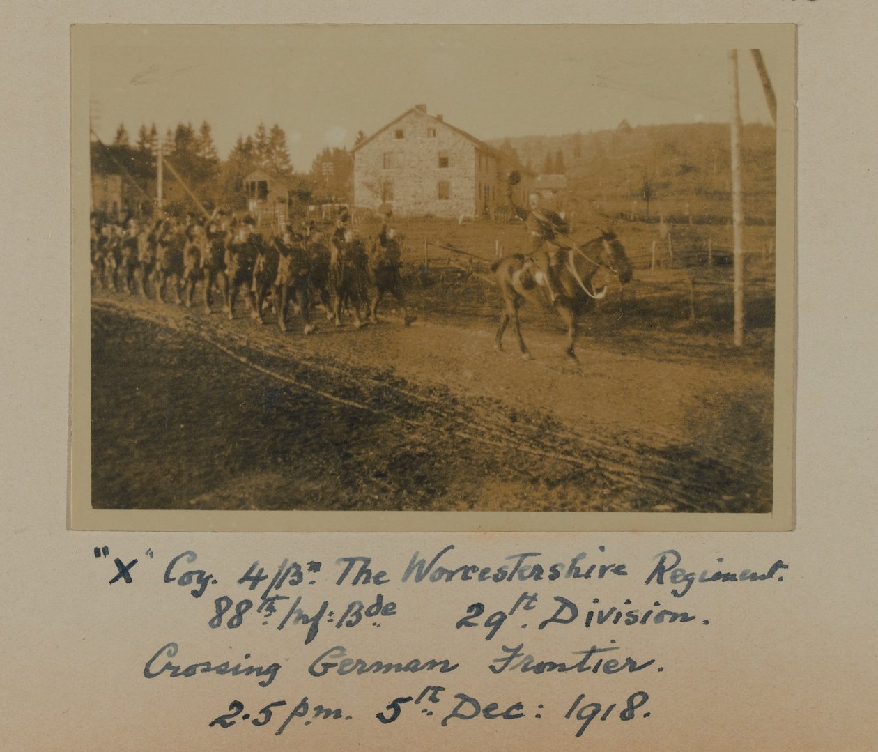 "X" Coy 4Bn. فوج رسيسترشاير ، 88. Inf: Bde. التاسع والعشرون. تقسيم ، عبور الحدود الألمانية 2.5 مساءً الخامس من ديسمبر: 1918 بواسطة مصور انجليزى