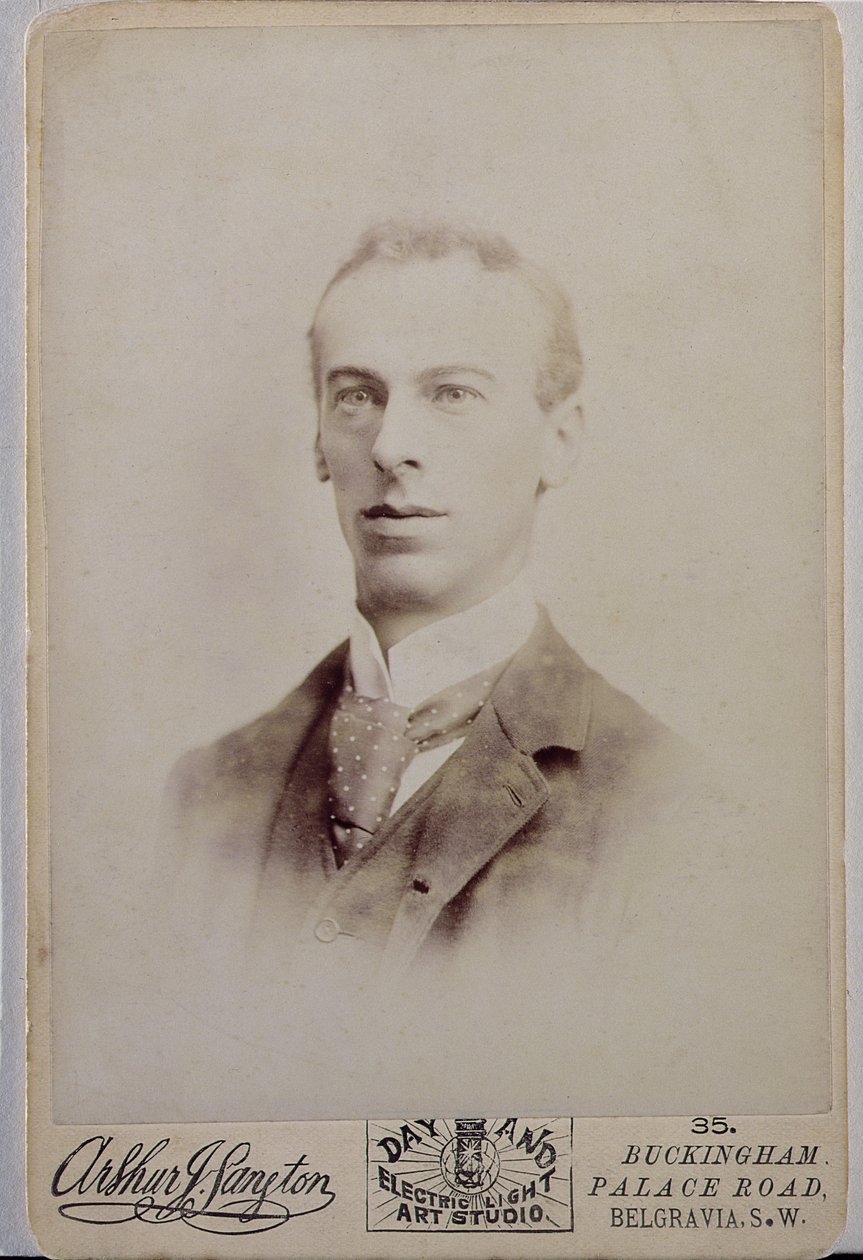 صورة لأرثر راكام (1867-1939) (بني داكن) بواسطة مصور انجليزي مصور انجليزي