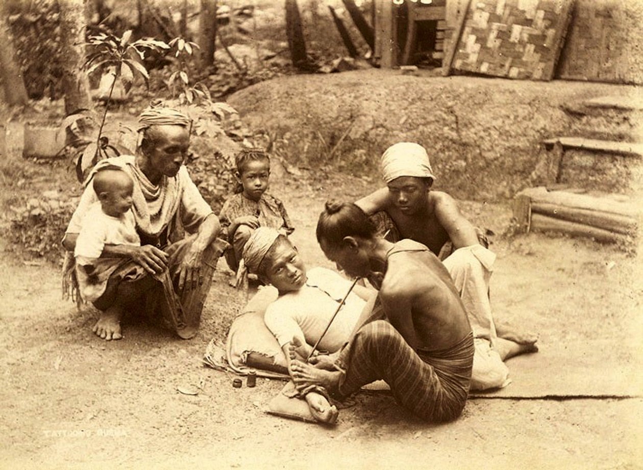 رجل شان يجري وشم ، 1890 (بني داكن) بواسطة مدرسة اللغة الإنجليزية