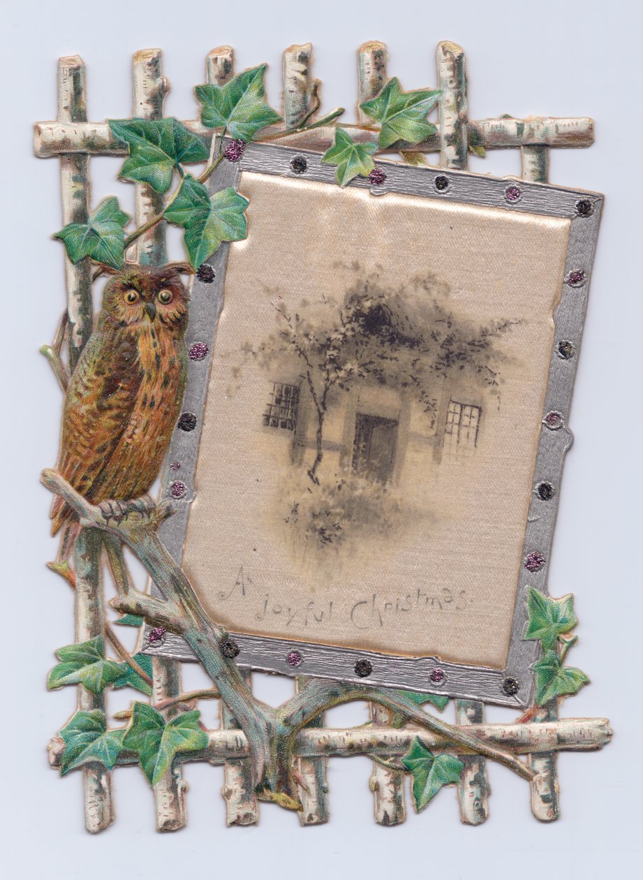 بطاقة عيد الميلاد ذات الشكل الفيكتوري المقطوعة لبومة بجوار لوحة منزل على شبكة ، حوالي 1880 (لون ليثو) بواسطة مدرسة اللغة الإنجليزية