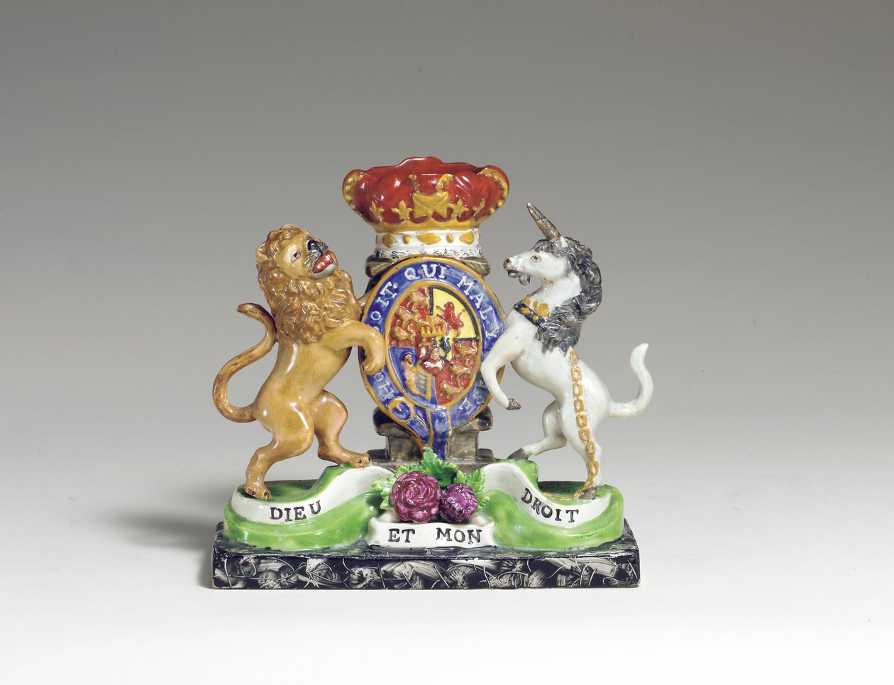 مزهرية والتون Armorial الانسكاب مثل المعطف الملكي البريطاني للأسلحة ، حوالي عام 1825 (لآلئ اللؤلؤ) بواسطة مدرسة اللغة الإنجليزية