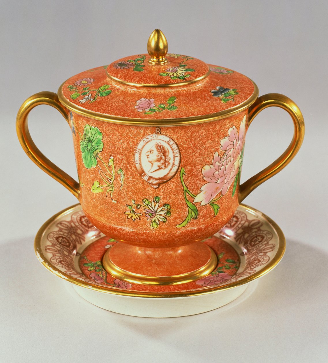 كوبان من خشب Wedgwood مصنوع من اللؤلؤ ، وغطاء وحامل مرسوم عليهما تمثال نصفي لجورج الثالث ، احتفالاً باليوبيل الذهبي له في عام 1810 بواسطة مدرسة اللغة الإنجليزية