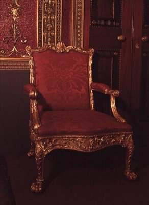 كرسي بذراعين ، صممه روبرت آدم ، وأعدمه توماس تشيبينديل ، 1764 (giltwood) بواسطة مدرسة اللغة الإنجليزية