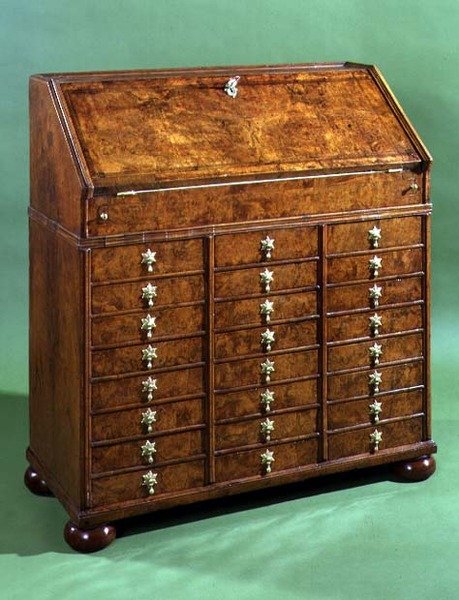 مكتب مع العديد من الأدراج الصغيرة وأقدام الكعك ، ج 1710 (الجوز) بواسطة مدرسة اللغة الإنجليزية