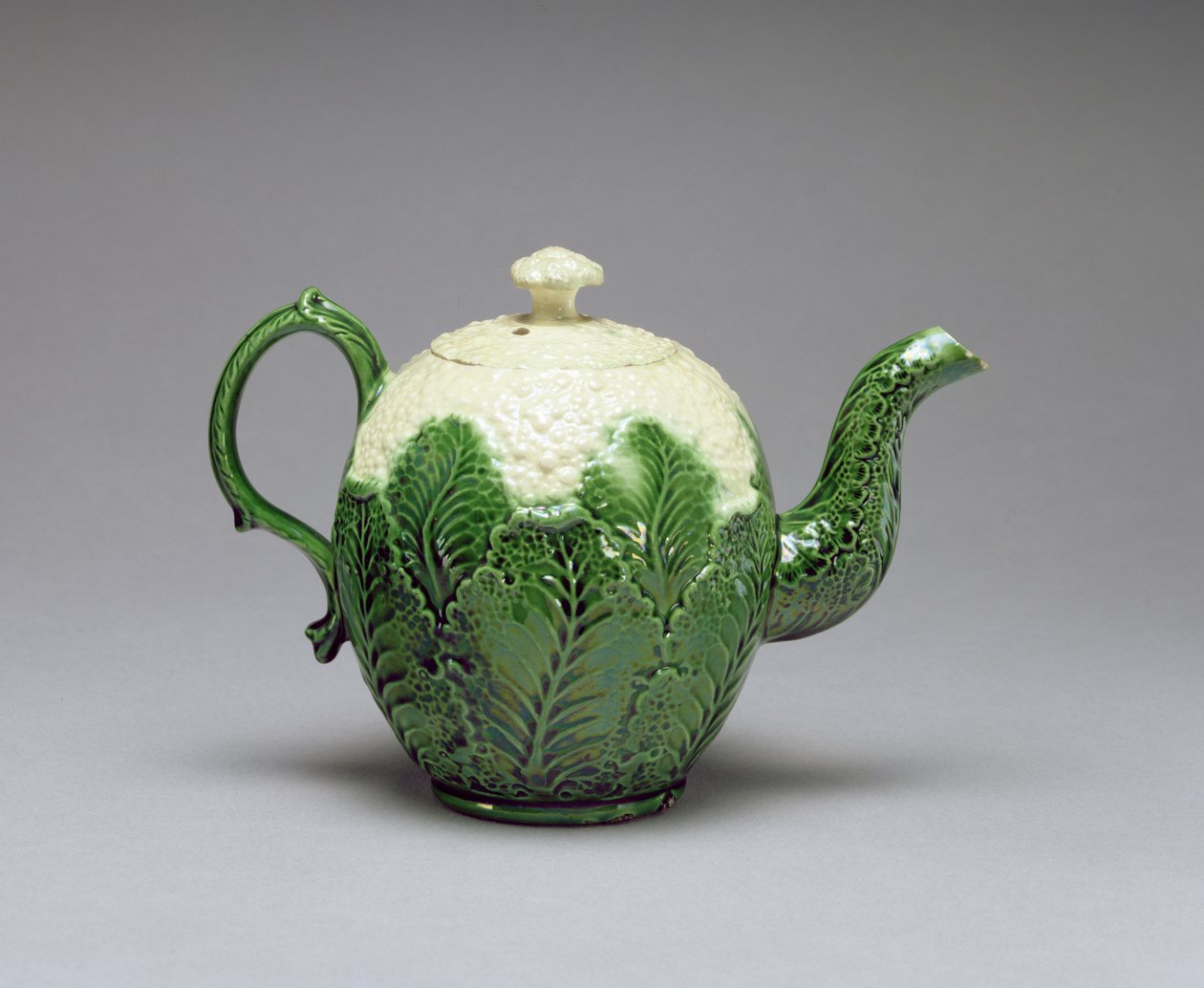 إبريق القرنبيط ، من بورليم ، ستافوردشاير ، c.1759-66 (آنية فخارية من الزجاج المزجج ، مصبوب) بواسطة مدرسة اللغة الإنجليزية