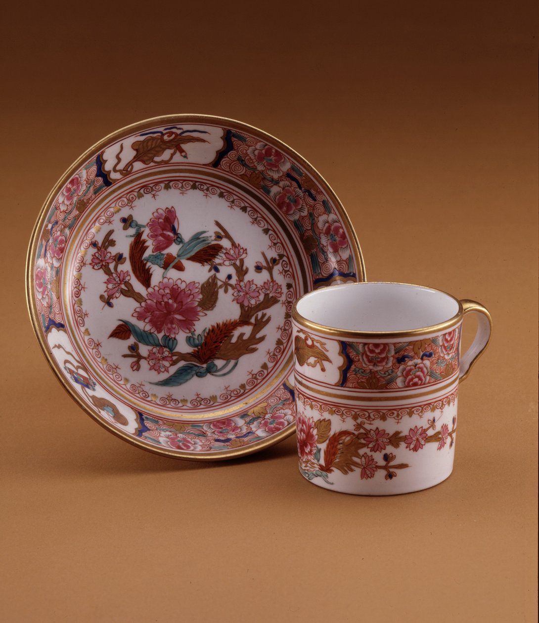 فنجان قهوة وصحن على الطريقة الصينية ، Spode ، Staffordshire ، c.1800 (خزف) بواسطة مدرسة اللغة الإنجليزية