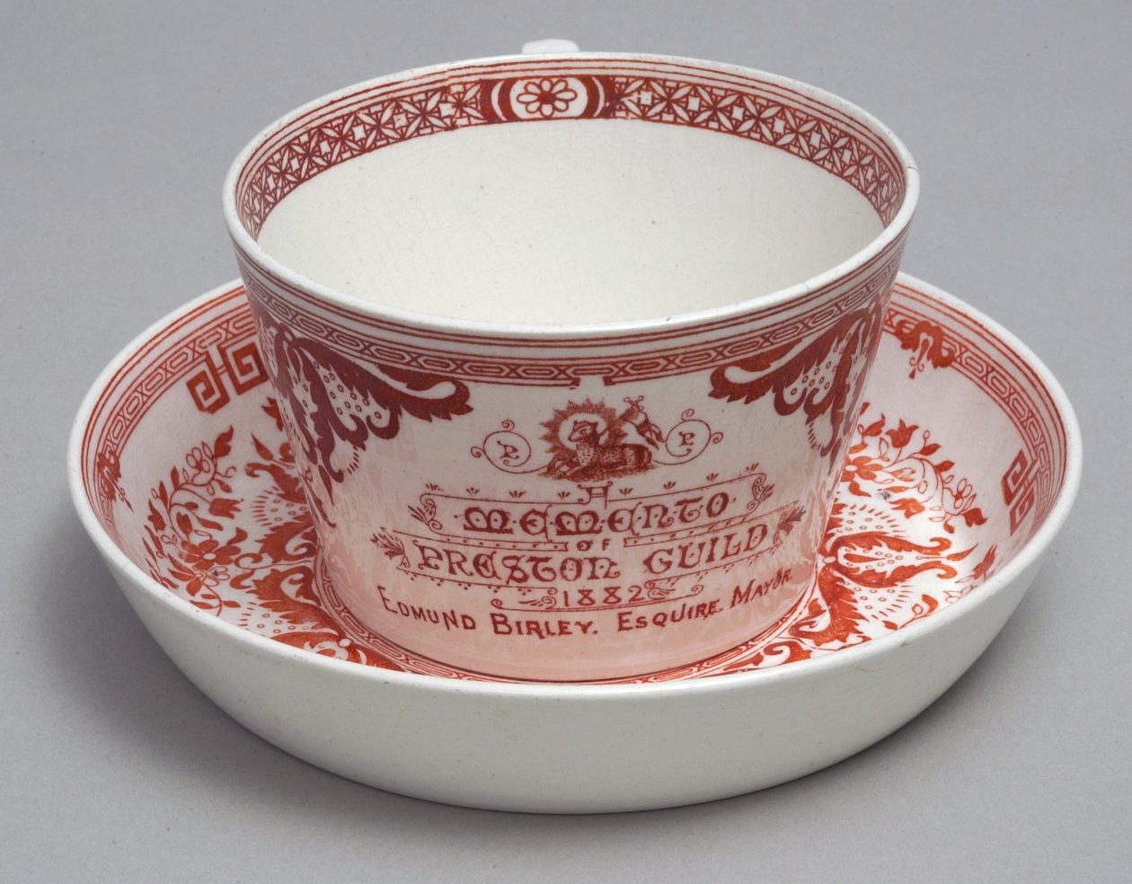 فنجان شاي تذكاري وصحن للقراءة A Memento of Preston Guild 1882، Minton، England، c.1882 (آنية فخارية) بواسطة مدرسة اللغة الإنجليزية