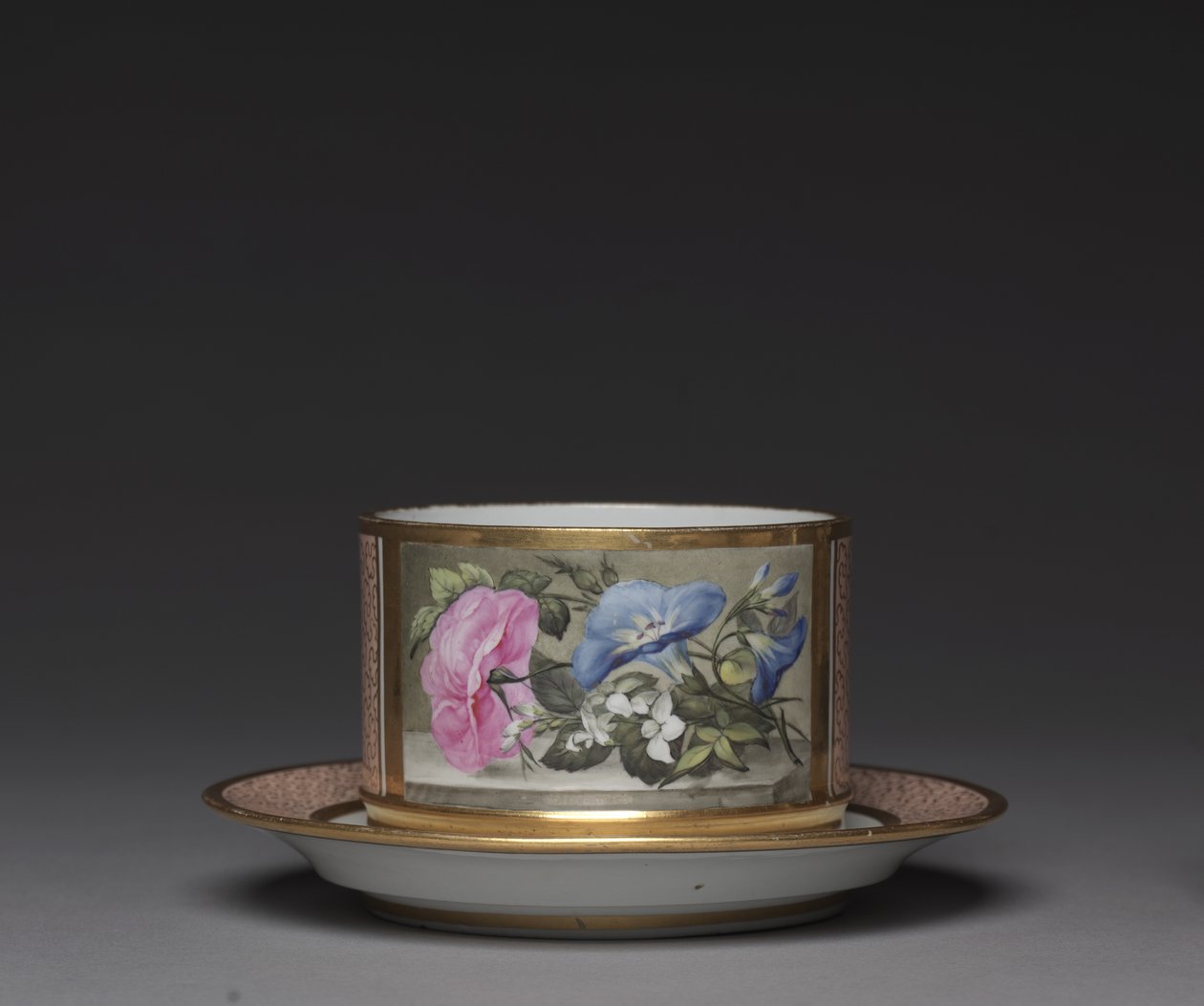 طبق من صنع Worcester Porcelain Factory حوالي عام 1810 بواسطة مدرسة اللغة الإنجليزية