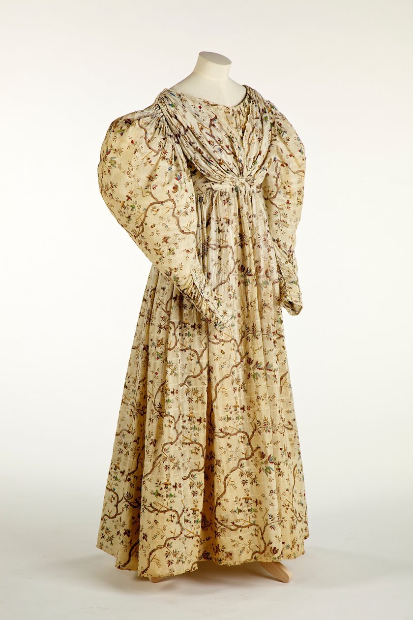 فستان مطبوع على شكل زهرة وفرع على قماش منسوج كريمي بنمط شبكي في نسج ، c.1830-35 (قطن) بواسطة مدرسة اللغة الإنجليزية