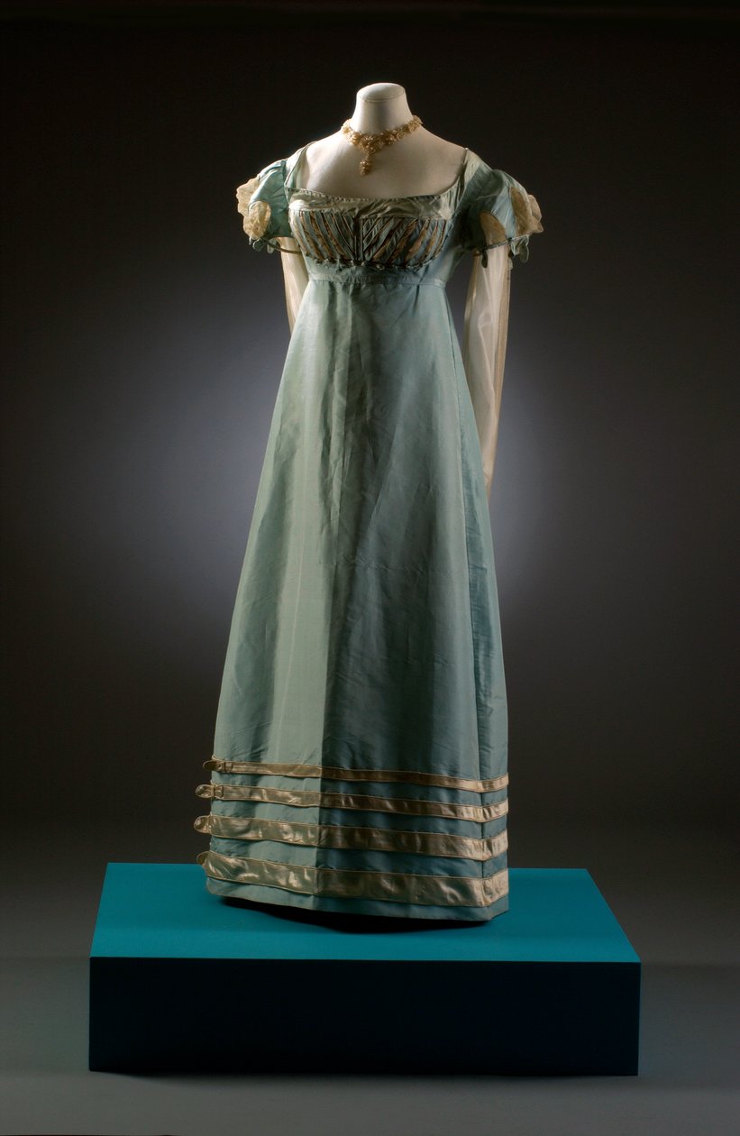 فستان سهرة باللون البيج البط الأزرق بأكمام كريمة ، يظهر هنا مع مجوهرات اللؤلؤ ، c.1819 (الحرير والدانتيل) بواسطة مدرسة اللغة الإنجليزية
