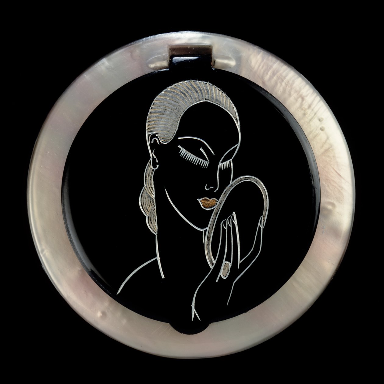 Elegance Powder Compact ، 1920-30 (الباكليت المحفور يدويًا) بواسطة مدرسة اللغة الإنجليزية