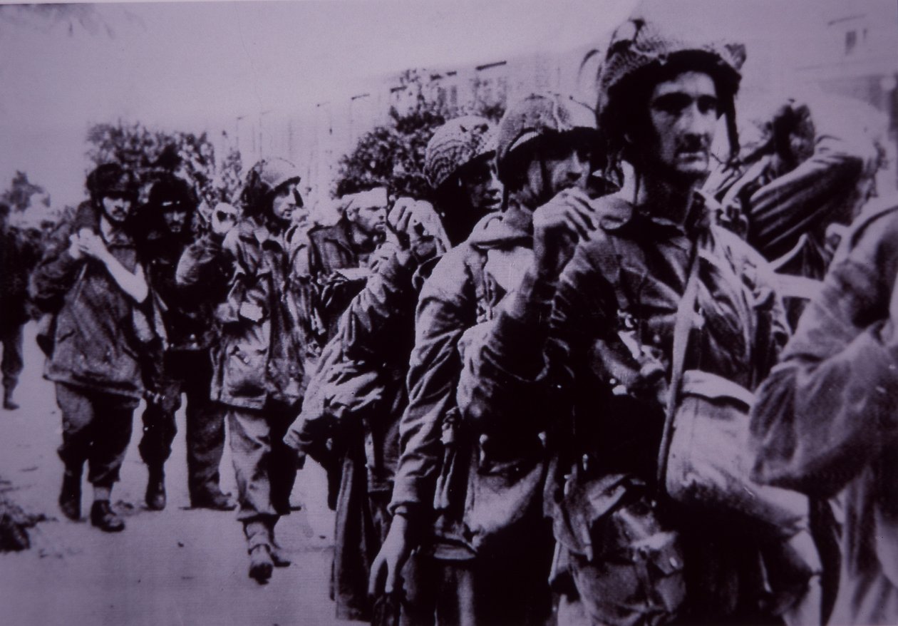 Exhausted British paratroopers taken prisoner by the Germans, Battle of Arnhem بواسطة مدرسة اللغة الإنجليزية