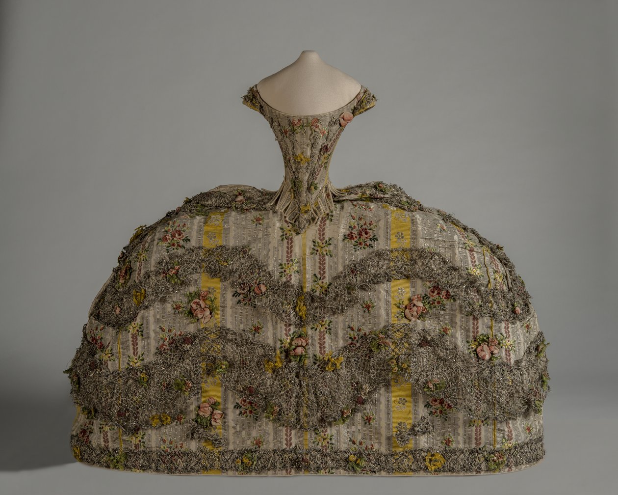 Fashion doll’s mantua بواسطة مدرسة اللغة الإنجليزية