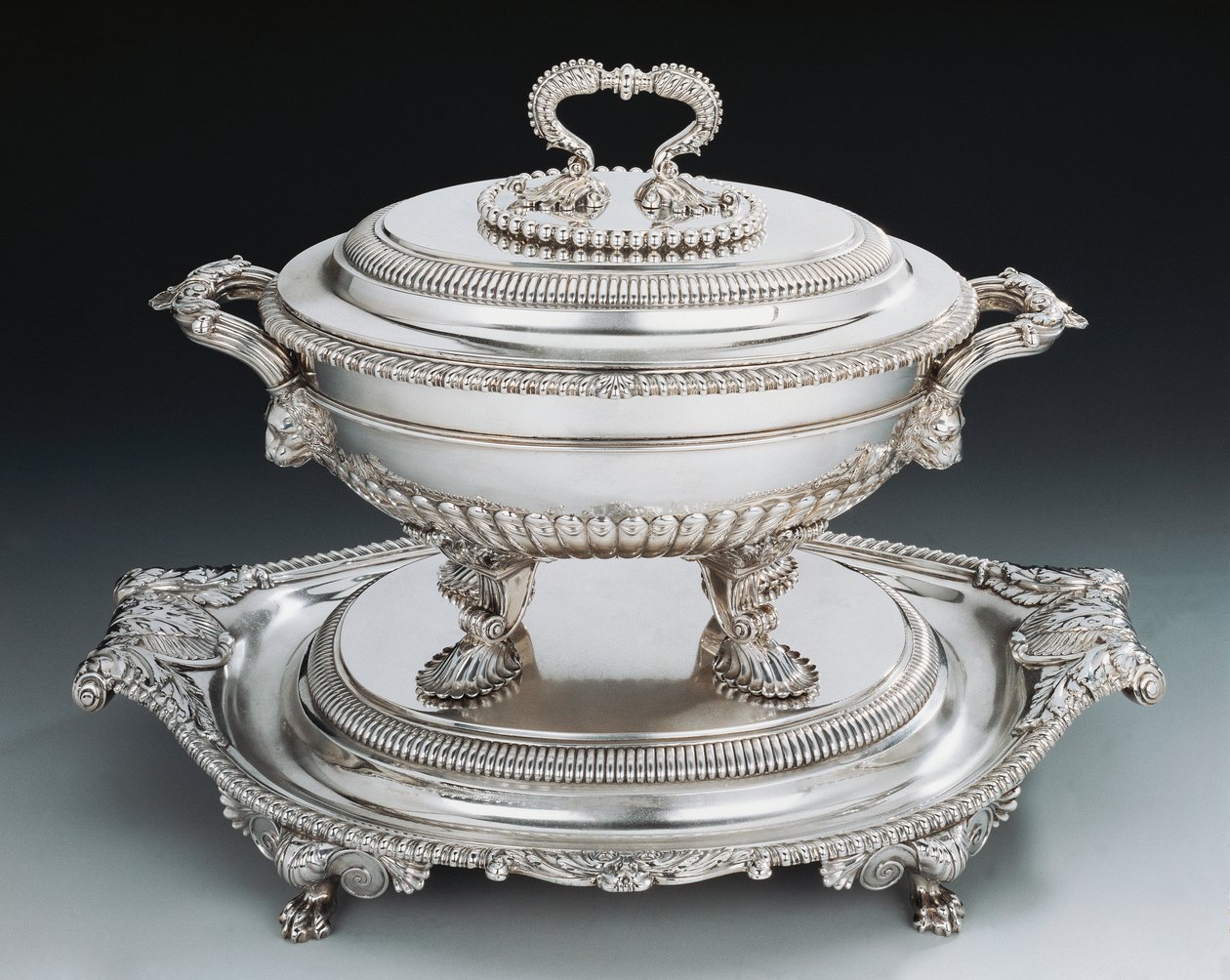George III-style silver tureen with tray بواسطة مدرسة اللغة الإنجليزية