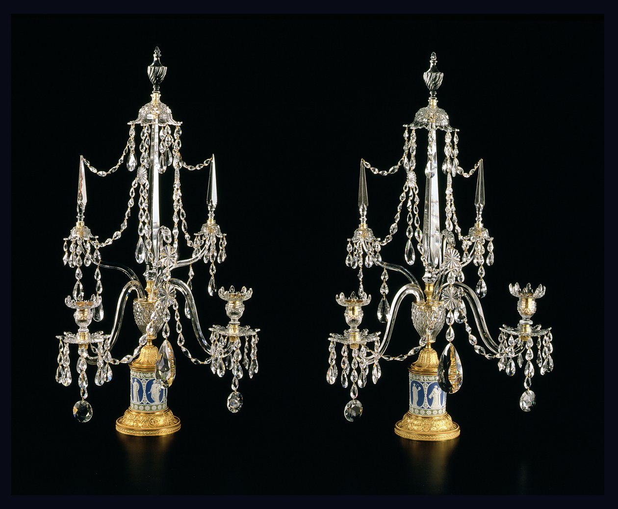 George III Candelabra ، c.1790 (قطع الزجاج ، ormolu و wedgwood jasperware) بواسطة مدرسة اللغة الإنجليزية