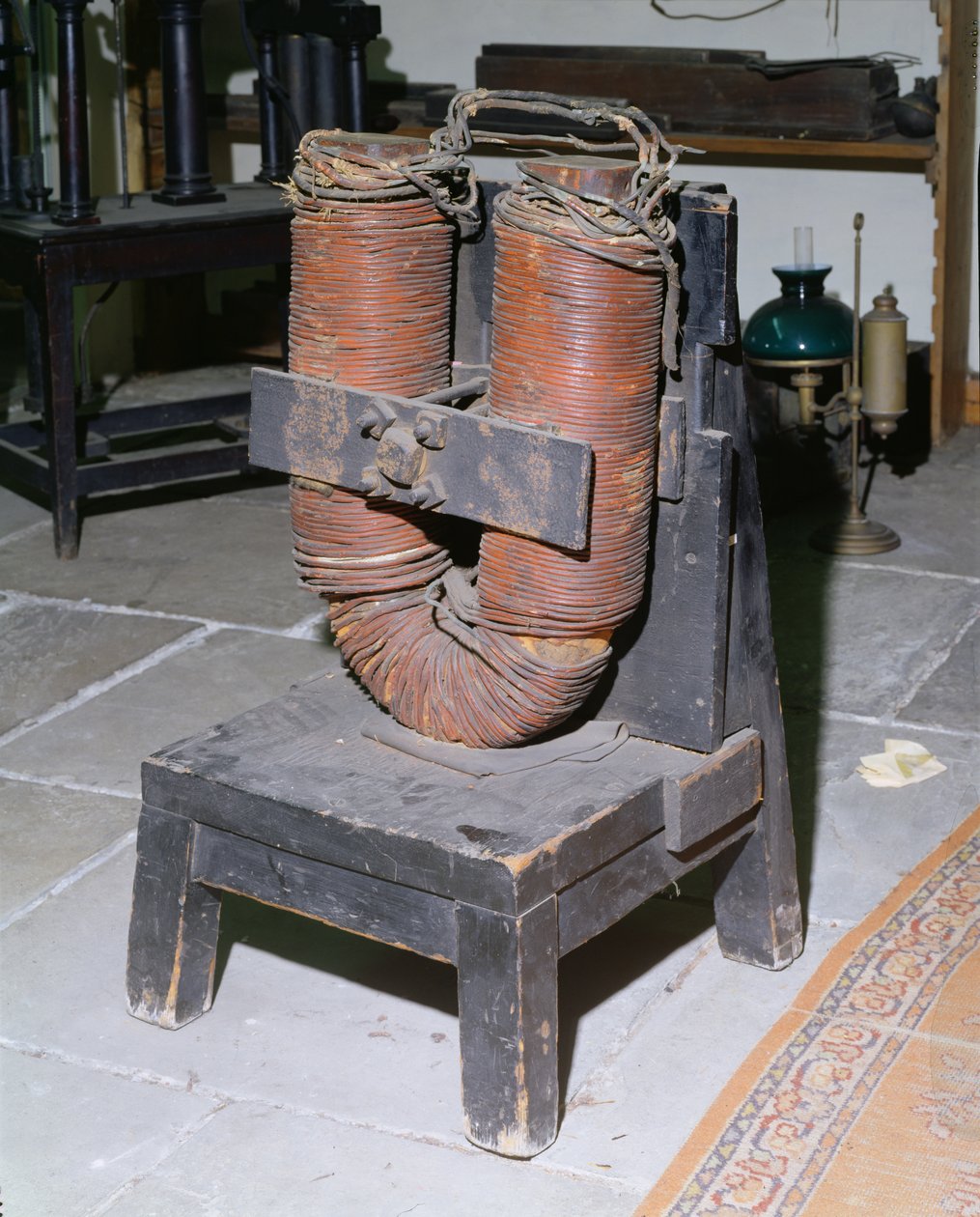 مغناطيس كهربائي عملاق ينتمي إلى مايكل فاراداي (1791-1867) ، c.1850 بواسطة مدرسة اللغة الإنجليزية