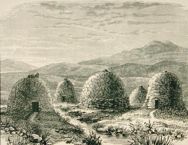 أكواخ في Uig في عام 1880 تقريبًا ، من "الصور الاسكتلندية" التي نشرتها جمعية المسالك الدينية بواسطة مدرسة اللغة الإنجليزية