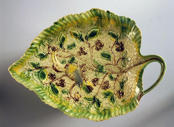 طبق على شكل ورقة مزينة بالكروم والطيور الغريبة ، 1760-70 (سيراميك) بواسطة مدرسة اللغة الإنجليزية