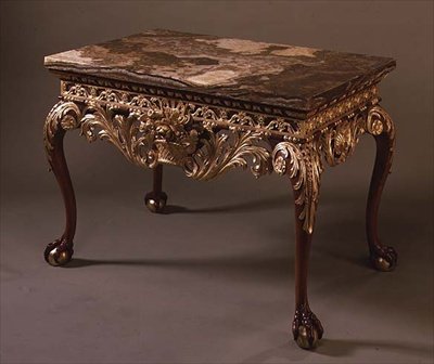طاولة مغطاة بالرخام مع كرة وأقدام مخلبية ، حوالي 1720 (قطعة مذهب ورخام) بواسطة مدرسة اللغة الإنجليزية