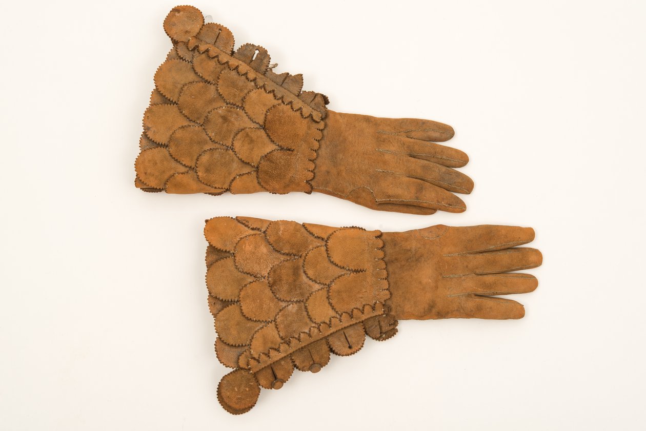 قفازات مدرعة رجالي ، c.1600-50 (جلد برتقالي ثقيل) بواسطة مدرسة اللغة الإنجليزية