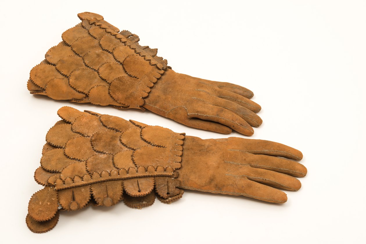 قفازات مدرعة رجالي ، c.1600-50 (جلد برتقالي ثقيل) بواسطة مدرسة اللغة الإنجليزية