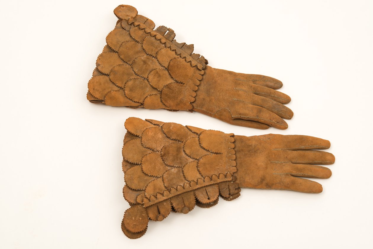 قفازات مدرعة جلدية للرجال ، c.1600-50 (جلد برتقالي ثقيل) بواسطة مدرسة اللغة الإنجليزية