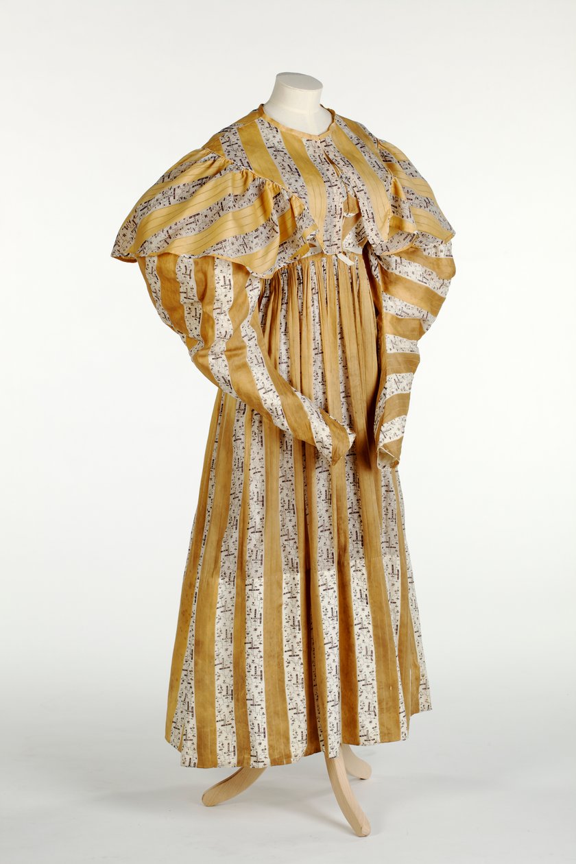 فستان موسلين مع نقش بنفسجي مجردة مطبوع داخل تصميم شريط عمودي أصفر وأبيض ، c.1820-30 (قطن) بواسطة مدرسة اللغة الإنجليزية