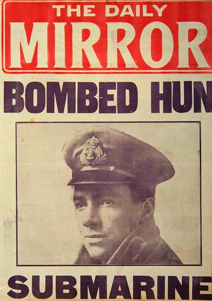 صحيفة حامل Newsvendor لـ "The Daily Mirror" (مطبوعة) بواسطة مدرسة اللغة الإنجليزية