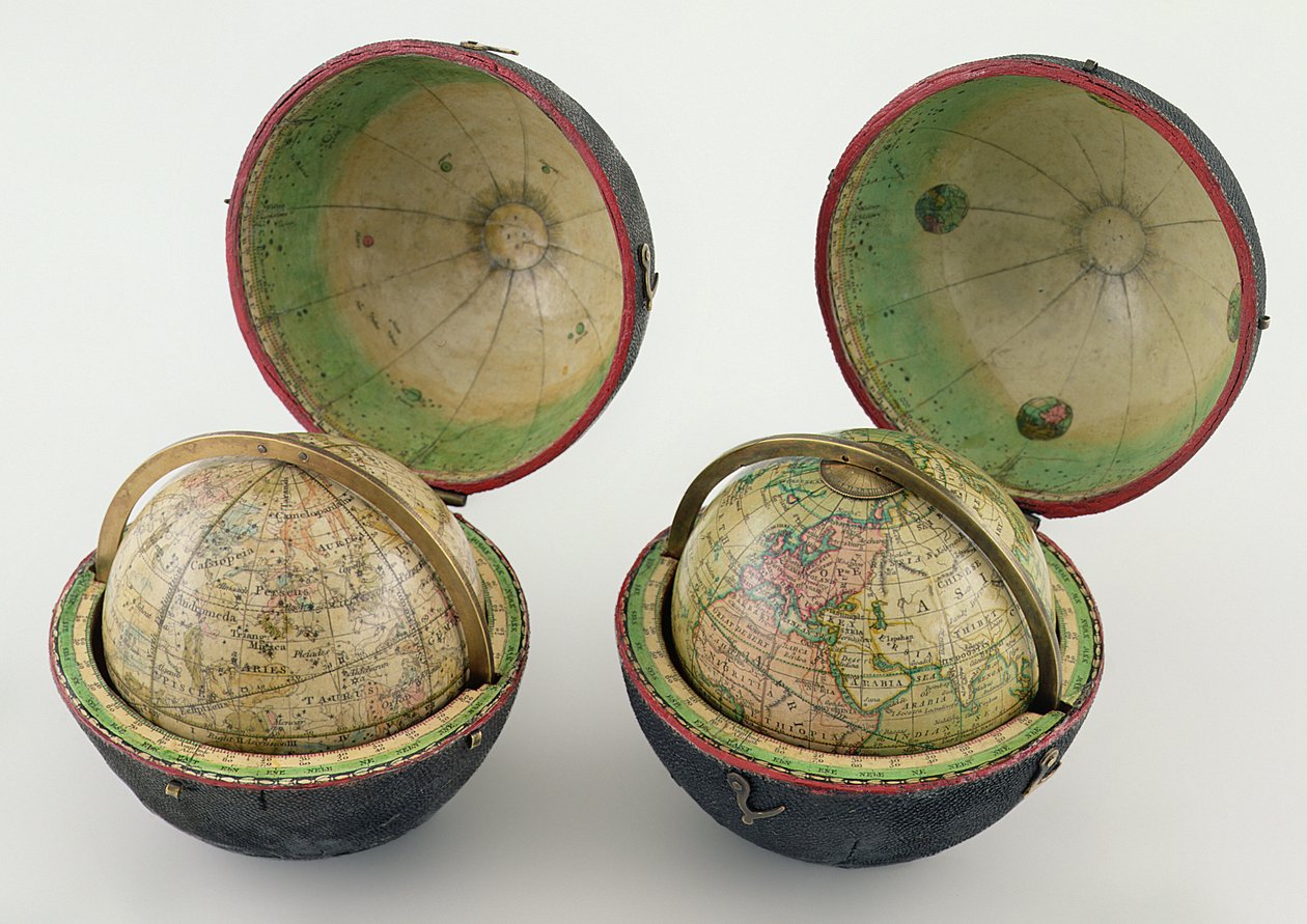 زوج من كرات الجيب ، من صنع نيوتن آند سون ، c.1830 (رصيف كرتون ، نحاس ، ورق وجلد أسود محاكاة) بواسطة مدرسة اللغة الإنجليزية