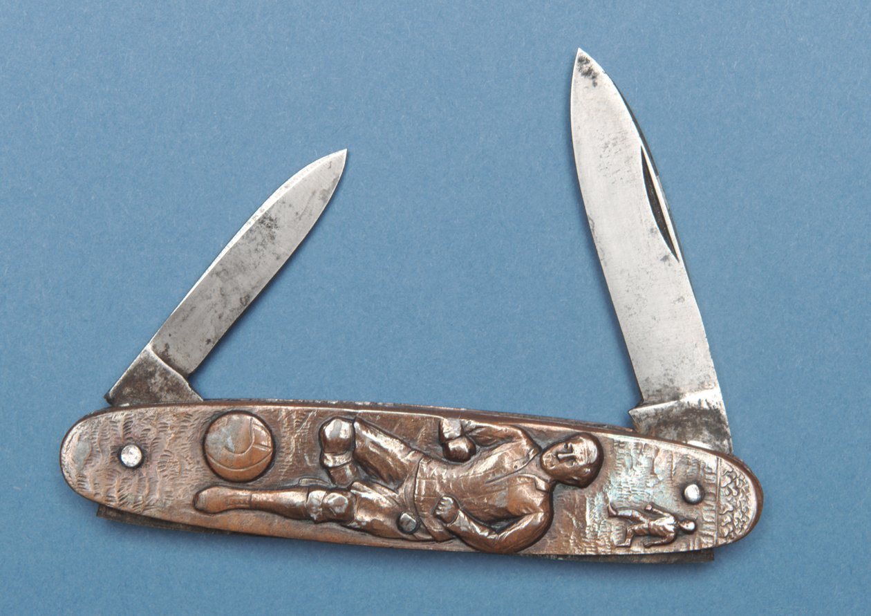 Penknife بتصميم كرة قدم (معدن) بواسطة مدرسة اللغة الإنجليزية