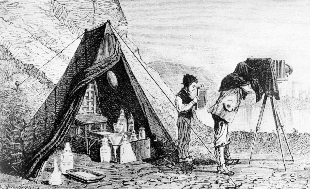 التصوير الفوتوغرافي خارج الاستوديو قبل إدخال لوحات التصوير الفوتوغرافي الجافة ، حوالي عام 1870 بواسطة مدرسة اللغة الإنجليزية