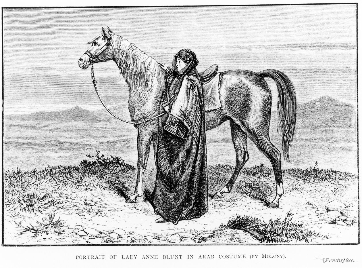 صورة للسيدة آن بلنت (1837-1917) في زي عربي مع حصان عربي ، صورة في كتابها "رحلة إلى نجد" ، نُشر عام 1881 بواسطة مدرسة اللغة الإنجليزية
