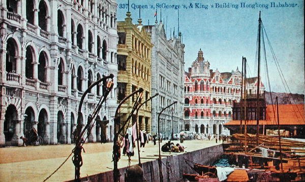 بطاقة بريدية تصور مبنى كوينز وسانت جورج والملك ، ميناء هونج كونج ج .1900 (حجر ليثو ملون) بواسطة مدرسة اللغة الإنجليزية