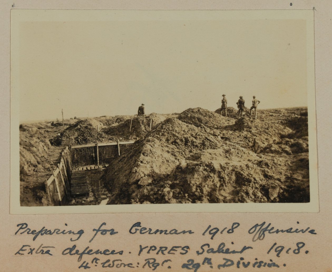 التحضير للهجوم الألماني 1918 ، الدفاعات الإضافية ، YPRES البارز عام 1918 ، 4th Worc: Rgt. 29. تقسيم (صورة ب / ث) بواسطة مدرسة اللغة الإنجليزية