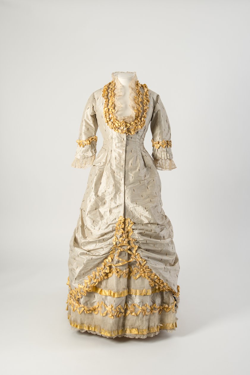 Princess line evening dress of grey and white narrow striped silk trimmed with net covered yellow silk taffeta ruched ribbon بواسطة مدرسة اللغة الإنجليزية