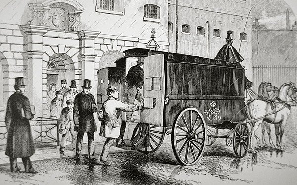 سجناء يستقلون سيارة شرطة تُعرف باسم "ماريا السوداء" في سبعينيات القرن التاسع عشر (نقش) بواسطة مدرسة اللغة الإنجليزية