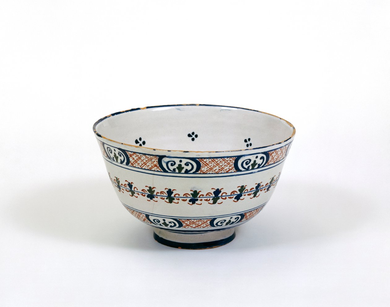 وعاء لكمة ، صنع في لندن أو بريستول ، c1620-30 (آنية فخارية من الصفيح) بواسطة مدرسة اللغة الإنجليزية