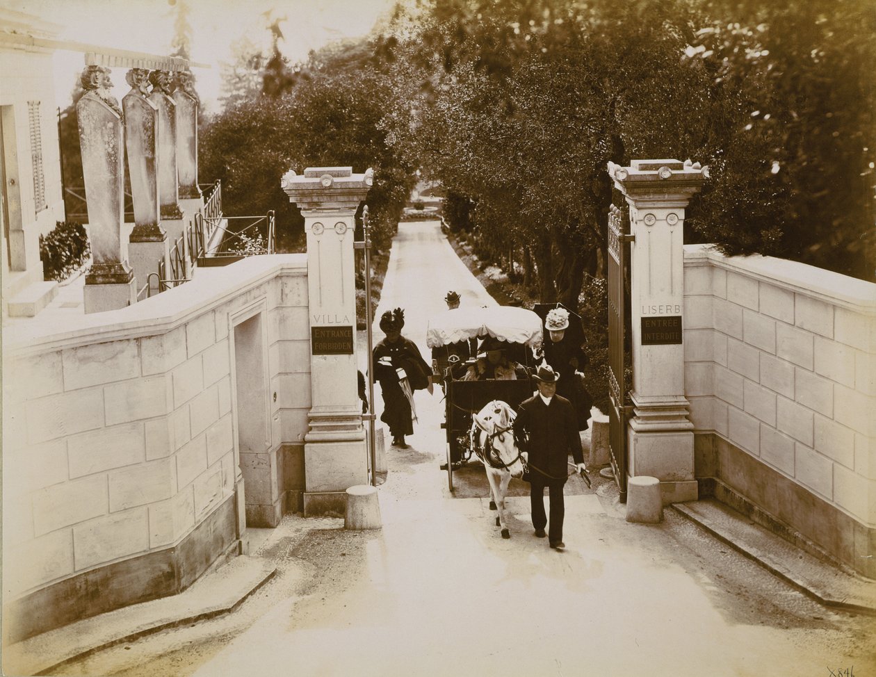 الملكة فيكتوريا (1819-1901) عند أبواب فيلا ليسبير ، جنوب فرنسا بواسطة مدرسة اللغة الإنجليزية
