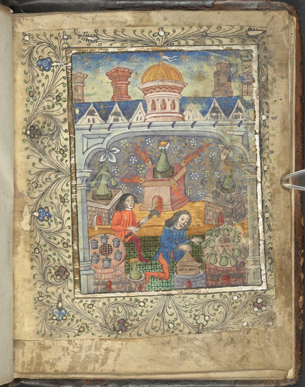 سبعة أفران مع آلات التقطير ، رعاها رجلان ، تحت سقف مع قبة ومداخن ، من `` Ordinal of Alchemy 
