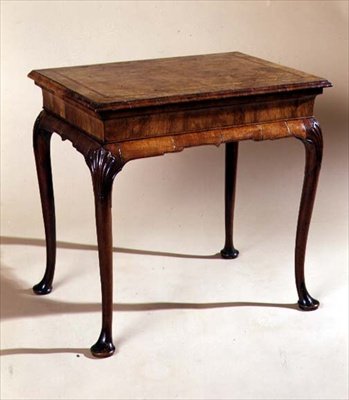 طاولة جانبية ، c 1710 (الجوز) بواسطة مدرسة اللغة الإنجليزية