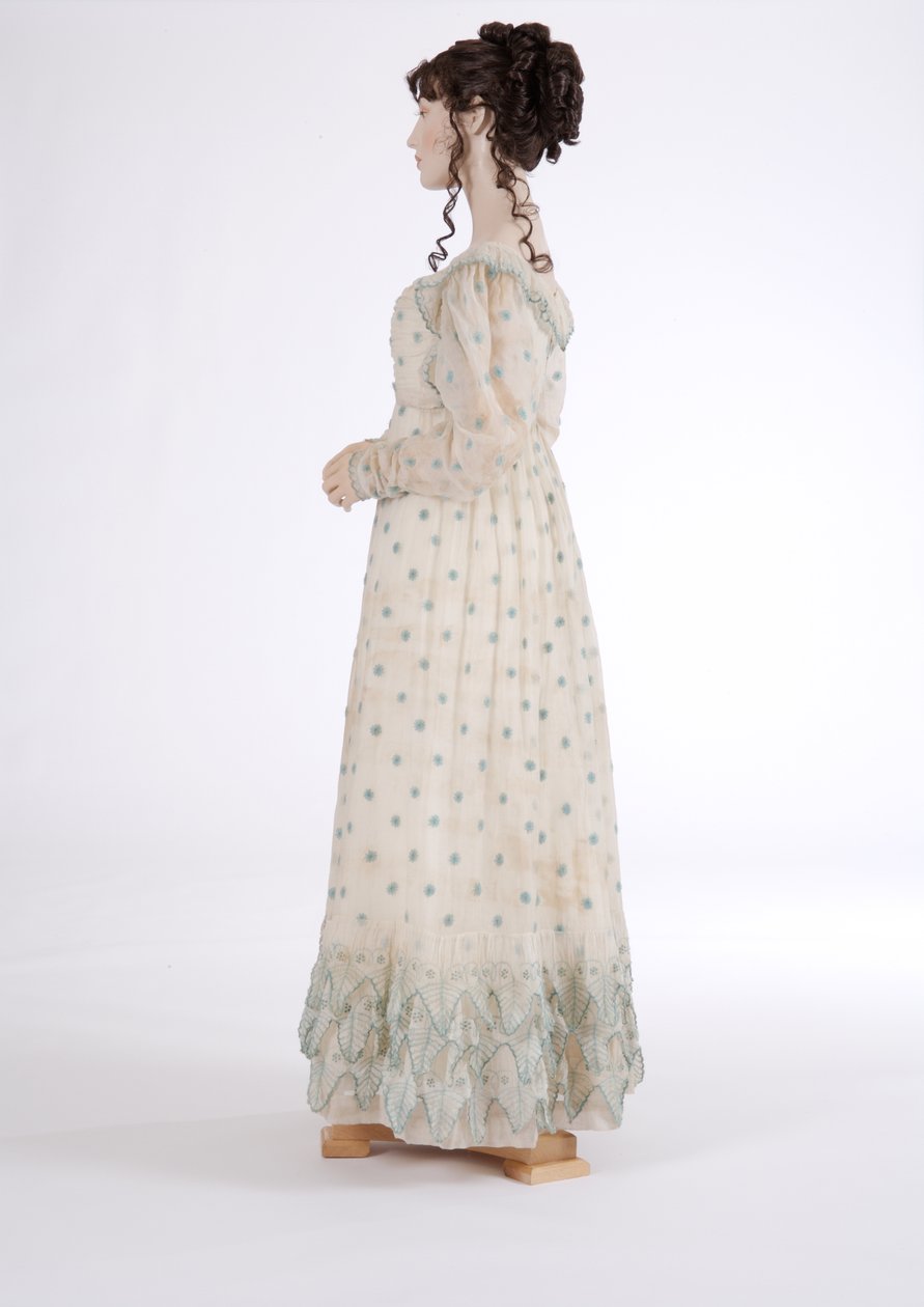 منظر جانبي لثوب نهاري ، c.1815 (قطن موسلين مطرز بالصوف الأزرق) بواسطة مدرسة اللغة الإنجليزية