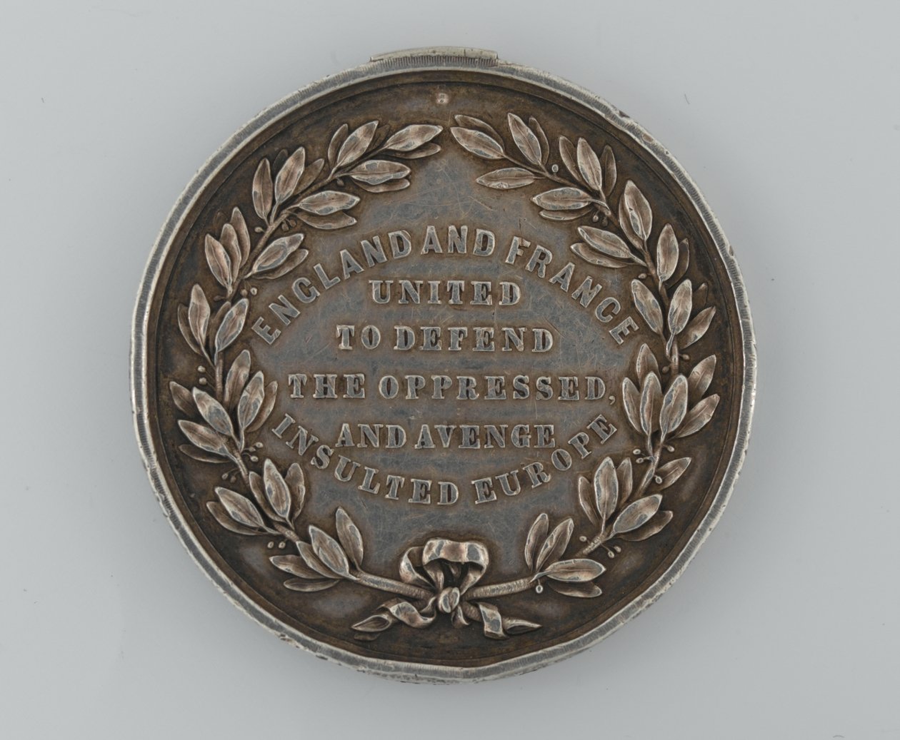 ميدالية الصندوق الوطني الفضي لإحياء ذكرى التحالف بين إنجلترا وفرنسا 1854 ، منحها من قبل عمدة دوفر ، 1855 بواسطة مدرسة اللغة الإنجليزية