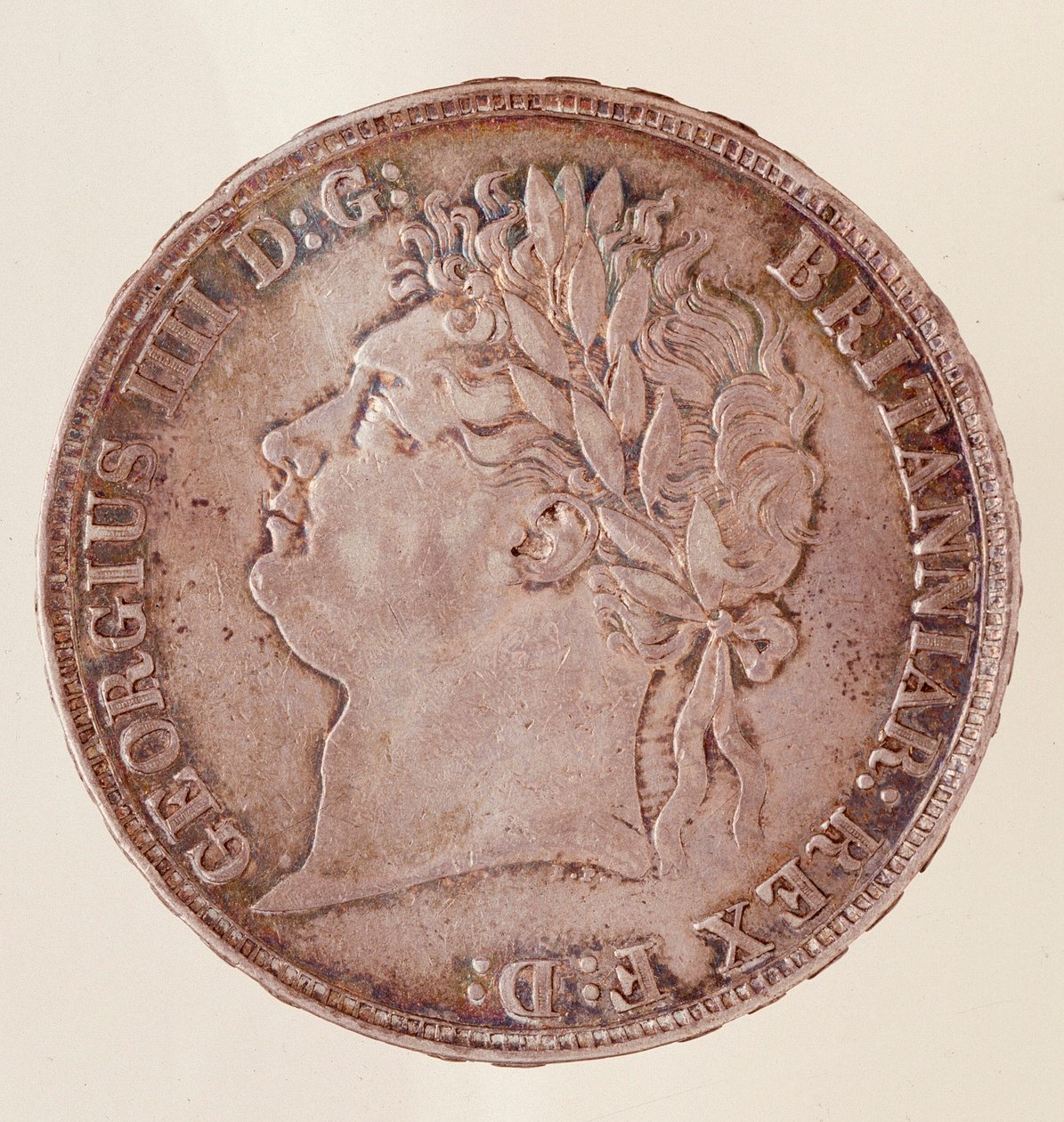 التاج الإنجليزي الفضي ، عهد الملك جورج الرابع (1820-1830). ديم. 3.7 سم نابولي ، متحف أثري بواسطة مدرسة اللغة الإنجليزية