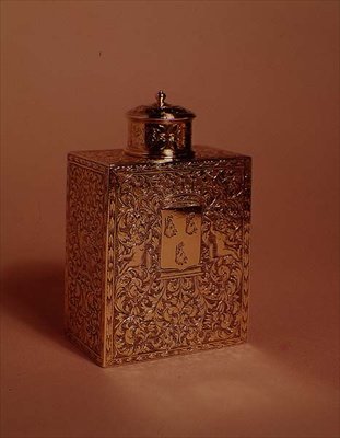 علبة شاي ، مزينة بأسلوب Gribelin ، c.1700 (مذهب فضي) بواسطة مدرسة اللغة الإنجليزية